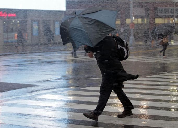 A man struggles with his umbrella in the wind and snow while crossing the street in New York, November 7, 2012. A wintry storm dropped snow on the Northeast and threatened to bring dangerous winds and flooding to a region still climbing out from the devastation of superstorm Sandy. REUTERS/Brendan McDermid (UNITED STATES - Tags: DISASTER ENVIRONMENT) ENERGY) Published: Lis. 7, 2012, 8:10 odp.