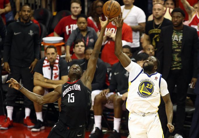 Clint Capela a Draymond Green