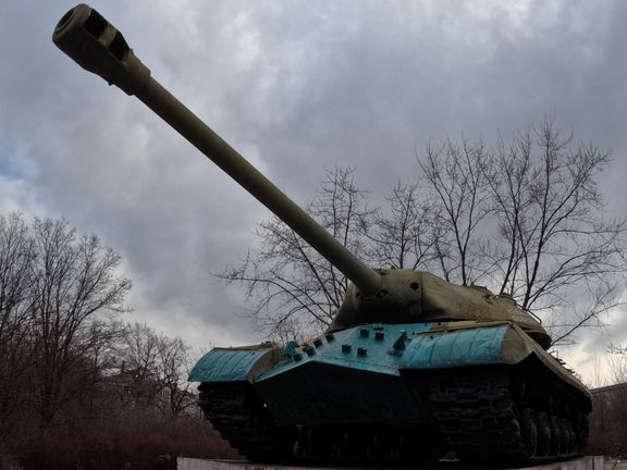 Na západě Ukrajiny už sovětské tanky sjely z piedestalu. Tady je většinou jen přebarvují. Na zásadnější změny není vůle,  ani čas a prostředky.