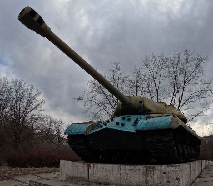 Na západě Ukrajiny už sovětské tanky sjely z piedestalu. Tady je většinou jen přebarvují. Na zásadnější změny není vůle,  ani čas a prostředky.