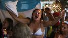 Argentinci fandí na brazilské pláži Copacabana v baru Buenos Aires během semifinále MS 2022 Argentina - Chorvatsko