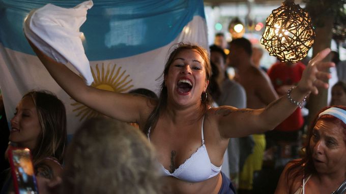 Argentinská fanynka fandí v Buenos Aires.