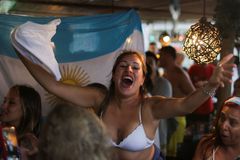 Šílenství v Argentině, lidé omdlévali dojetím. Francii prý kosí velbloudí koronavirus