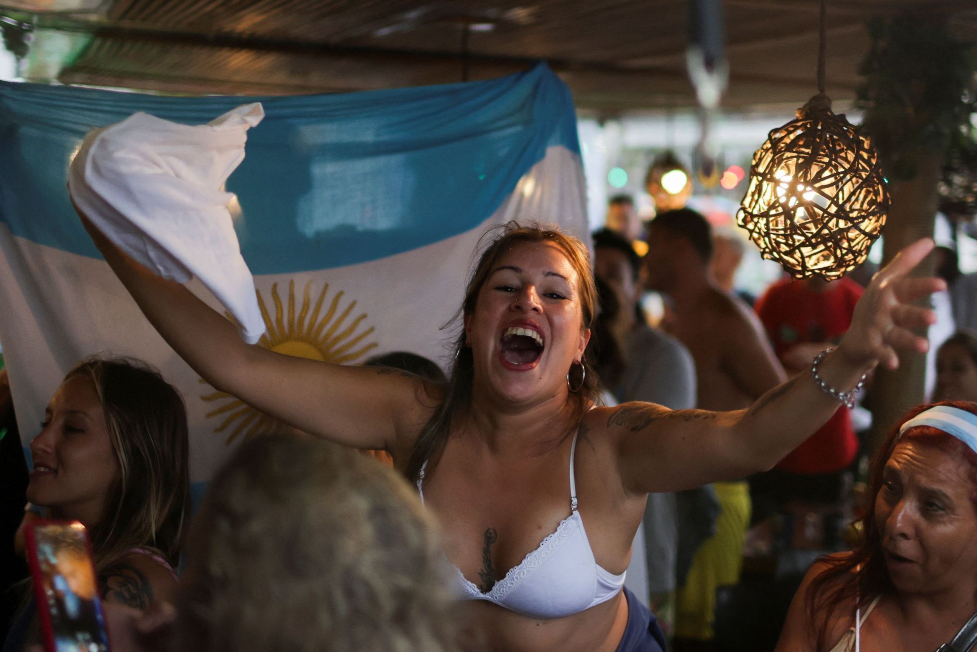 Argentinci fandí na brazilské pláži Copacabana v baru Buenos Aires během semifinále MS 2022 Argentina - Chorvatsko