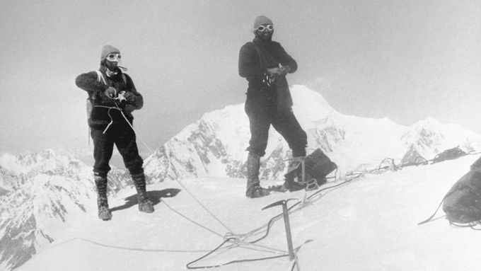 Jozef Psotka při jištění dalšího horolezce na západním hřebenu Koh-i-Uparisina v Hindúkuši 22. září 1965.