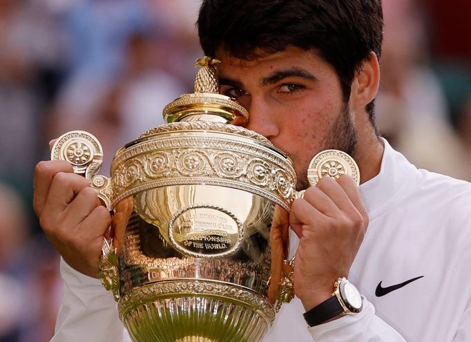 Carlos Alcaraz slaví vítězství ve finále Wimbledonu 2023