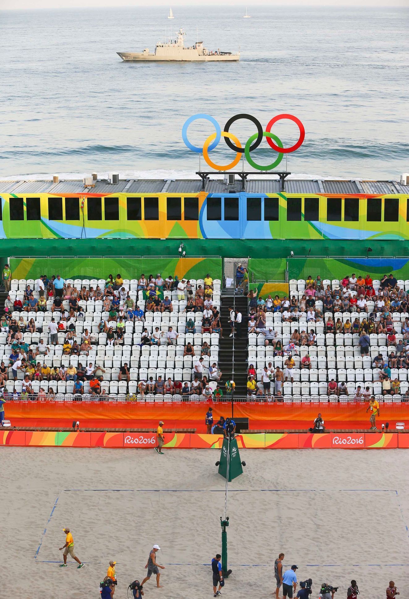 OH 2016, plážový volejbal: areál na pláži Copacabana chráněný válečnoulodí