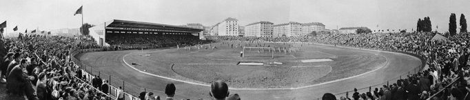 Snímek z otevření nového stadionu Dynama (Slavie) Praha ve Vršovicích v bývalém Edenu. Rok 1953