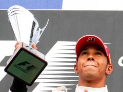 Lewis Hamilton slaví vítězství ve Spa.