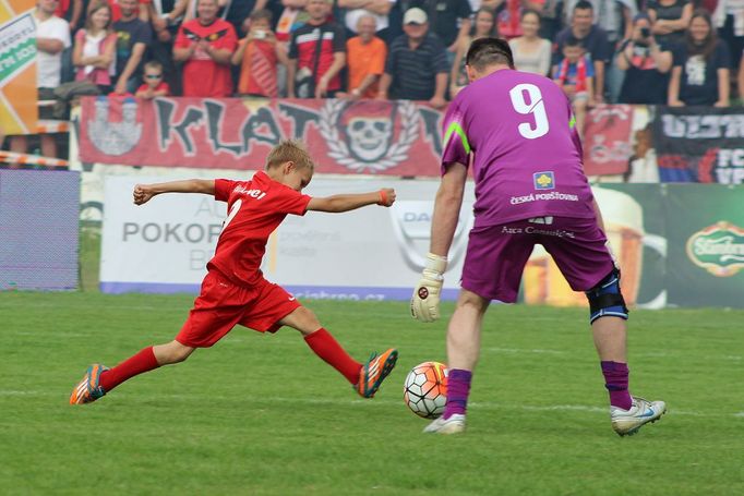 Petr Švancara se v sobotu rozloučil na legendárním fotbalovém stadionu Za Lužánkami se svojí kariérou. Na exhibici dorazily desetitisíce lidí.