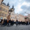 Střelba na Filozofické fakultě UK - pieta - obejmutí školy, zpěv, zármutek, studenti