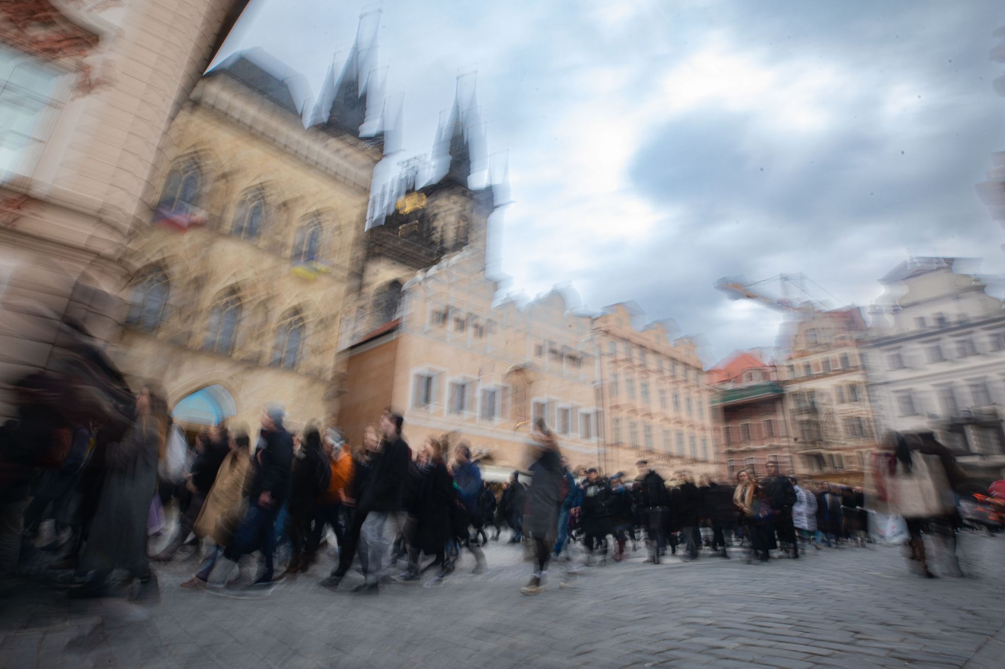 Střelba na Filozofické fakultě UK - pieta - obejmutí školy, zpěv, zármutek, studenti