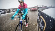 První Grand Tour Giro d´Italia sezóny opanoval domácí suverénně "Žralok" Vincenzo Nibali. S pelotonem se ještě více než Nibali ale pohrálo počasí, vždyť po delší době zažili závodníci i to, že byla zrušena na jednom z třítýdenním etapáků etapa - v tomto případě ta devatenáctá.