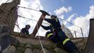 Members of the fire and rescue service set a chimney on the roof of the Sistine Chapel before the conclave at the Vatican March 9, 2013, in a picture released by Osservatore Romano March 11, 2013. The conclave to pick a Roman Catholic pope is the dramatic final stage of a secretive election process that quietly began weeks, months or even years ago. Picture taken March 9, 2013. REUTERS/Osservatore Romano (VATICAN - Tags: RELIGION POLITICS) FOR EDITORIAL USE ONLY. NOT FOR SALE FOR MARKETING OR ADVERTISING CAMPAIGNS. THIS IMAGE HAS BEEN SUPPLIED BY A THIRD PARTY. IT IS DISTRIBUTED, EXACTLY AS RECEIVED BY REUTERS, AS A SERVICE TO CLIENTS. Published: Bře. 11, 2013, 12:49 odp.