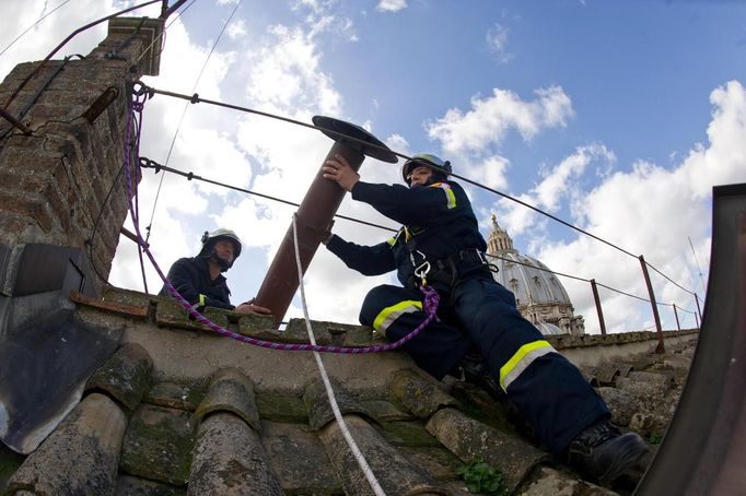 Members of the fire and rescue service set a chimney on the roof of the Sistine Chapel before the conclave at the Vatican March 9, 2013, in a picture released by Osservatore Romano March 11, 2013. The conclave to pick a Roman Catholic pope is the dramatic final stage of a secretive election process that quietly began weeks, months or even years ago. Picture taken March 9, 2013. REUTERS/Osservatore Romano (VATICAN - Tags: RELIGION POLITICS) FOR EDITORIAL USE ONLY. NOT FOR SALE FOR MARKETING OR ADVERTISING CAMPAIGNS. THIS IMAGE HAS BEEN SUPPLIED BY A THIRD PARTY. IT IS DISTRIBUTED, EXACTLY AS RECEIVED BY REUTERS, AS A SERVICE TO CLIENTS. Published: Bře. 11, 2013, 12:49 odp.