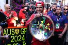 Carlos Sainz jr. z Ferrari s trofejí pro vítěze VC Austrálie F1 2024