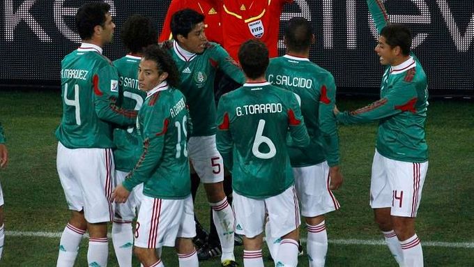 Rozhodčí Rosetti v obležení mexických fotbalistů