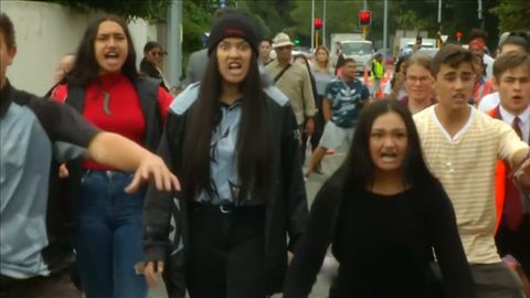 Ohromující haka. Studenti bojovým tancem uctívají památku obětí útoku v Christchurchi