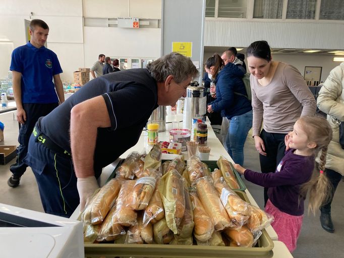 Hlavním jídlem uprchlíků jsou bagety, ke kterým si můžou dát kávu, čaj nebo vodu. Podle vedení kraje hygienici zatím nedovolili podávat na místě teplé jídlo.