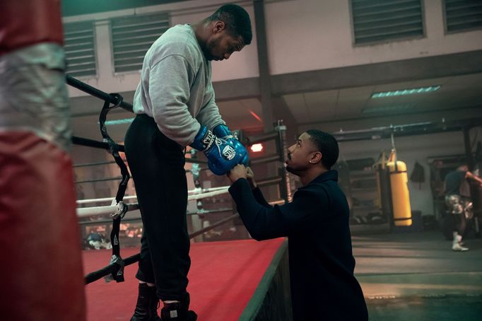 Jonathan Majors jako Damian Anderson a Michael B. Jordan coby Adonis Creed.