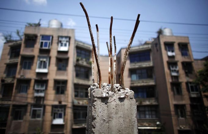 Twisted reinforcing bars from a building under demotion are seen at a residential area which will be relocated, in Huangtupo, Badong city, 100km (62 miles) from the Three Gorges dam in Hubei province in this August 8, 2012 file photo. China relocated 1.3 million people during the 17 years it took to complete the Three Gorges dam. Even after finishing the $59 billion project last month, the threat of landslides along the dam's banks will force tens of thousands to move again. It's a reminder of the social and environmental challenges that have dogged the world's largest hydroelectric project. While there has been little protest among residents who will be relocated a second time, the environmental fallout over other big investments in China has become a hot-button issue ahead of a leadership transition this year. Picture taken on August 8, 2012. To match story CHINA-THREEGORGES/ REUTERS/Carlos Barria/Files (CHINA - Tags: POLITICS ENVIRONMENT BUSINESS ENERGY) Published: Srp. 22, 2012, 8:34 odp.