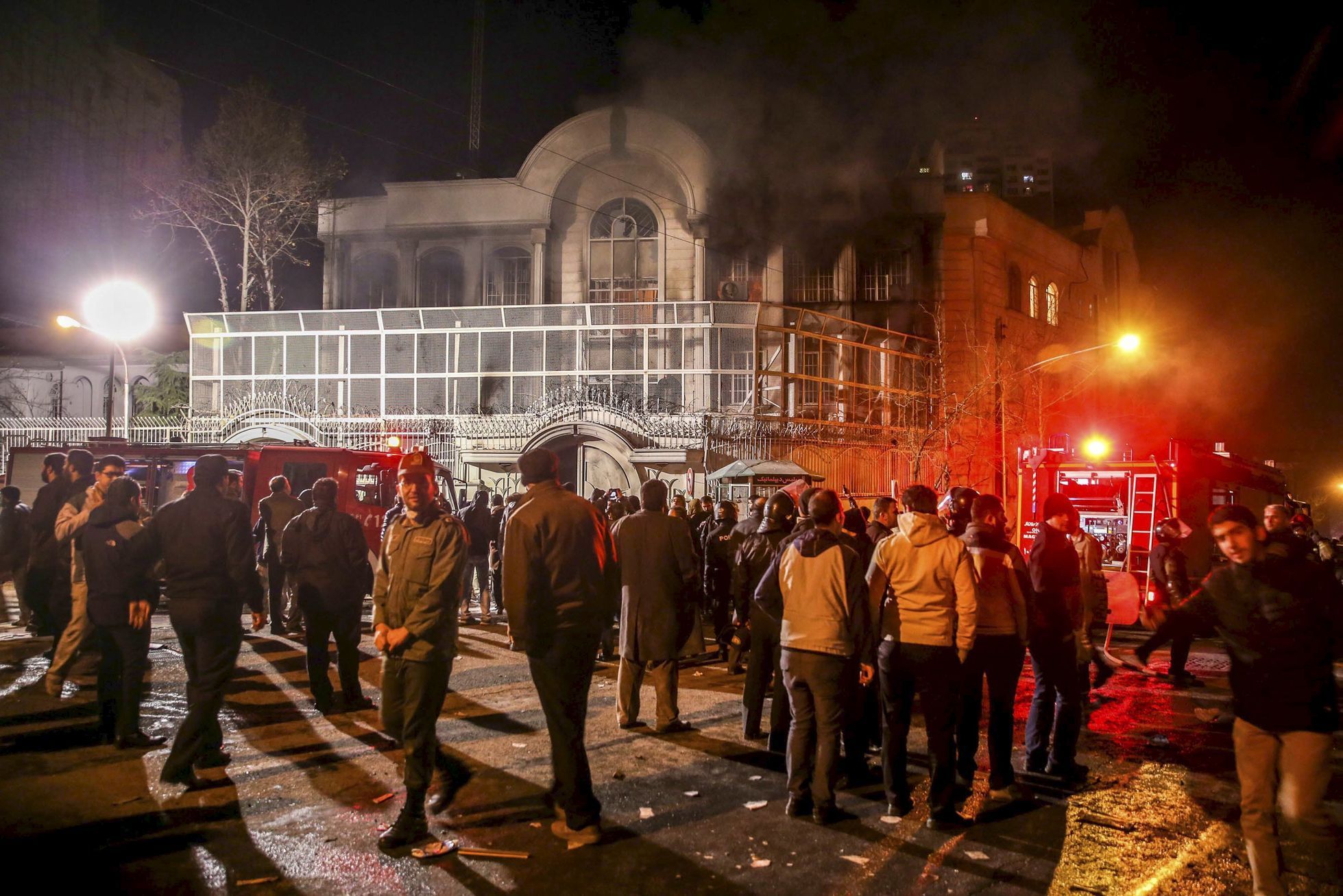 Hořící ambasáda Saúdské Arábie v Teheránu při protestech proti popravě šiítského duchovního.