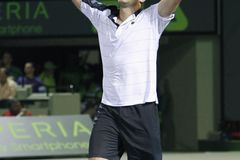 Roddick utnul Federerovu sérii, Azarenková se trápila