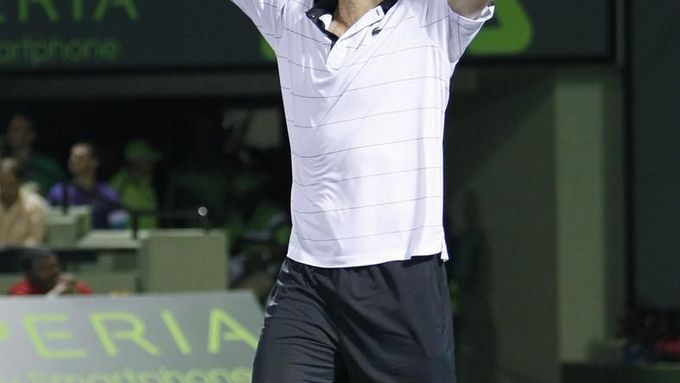 Andy Roddick slaví vítězství nad Rogerem Federerem.