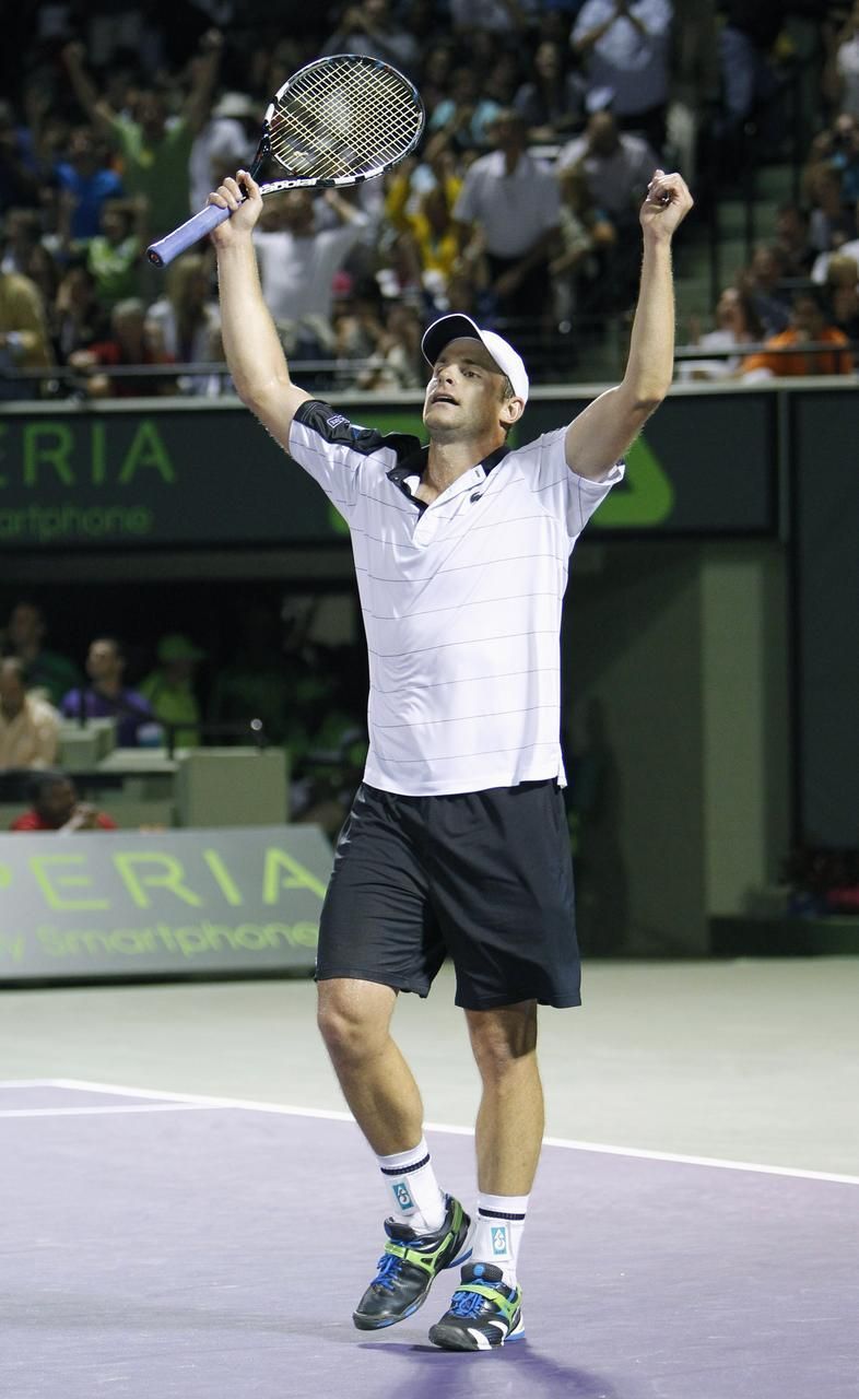 Andy Roddick se raduje z vítězství nad Federerem
