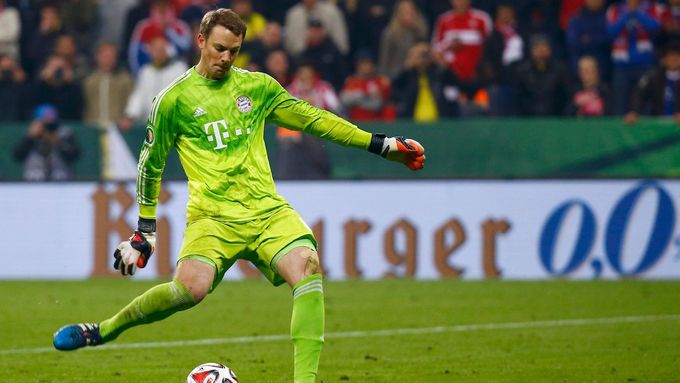 Podívejte se, jak brankář Bayernu Manuel Neuer neproměnil v rozstřelu semifinále Německého poháru rozhodující penaltu proti Dortmundu.