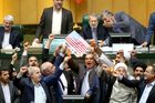 Co bude dál s jadernou dohodou? Írán zuří, poslanci pálili vlajky USA. Zemi čeká vleklá krize