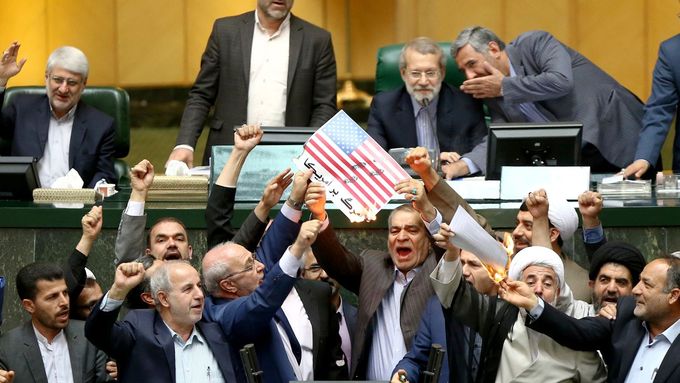 Íránští poslanci pálí v parlamentu americkou vlajku. Ilustrační foto.