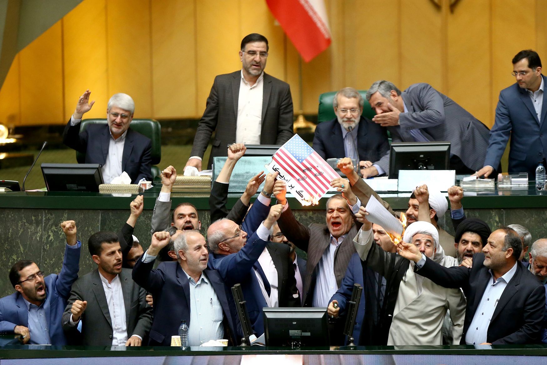 Íránští poslanci pálí v parlamentu americkou vlajku