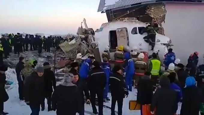 U města Almaty v Kazachstánu se po startu zřítil letoun místních aerolinek se stovkou lidí na palubě.
