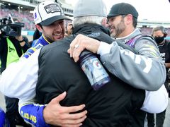 Chase Elliott, šéf týmu Rick Hendrick a Jimmie Johnson slaví po závodě NASCAR v Phoenixu