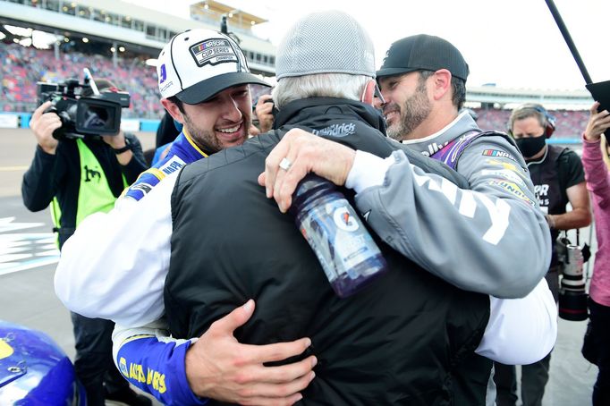 Chase Elliott, šéf týmu Rick Hendrick a Jimmie Johnson slaví po závodě NASCAR v Phoenixu