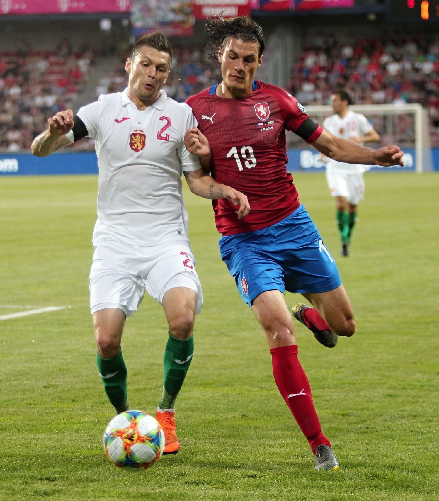 Strahil Popov a Patrik Schick v kvalifikaci ME 2020 Česko - Bulharsko.