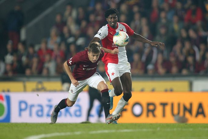 Michal Sáček a Peter Olayinka v derby Sparta - Slavia v 10. kole první ligy