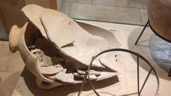 Chlapec se vrátil do izraelského muzea, kde rozbil 3500 let starý džbán. Pozvali ho