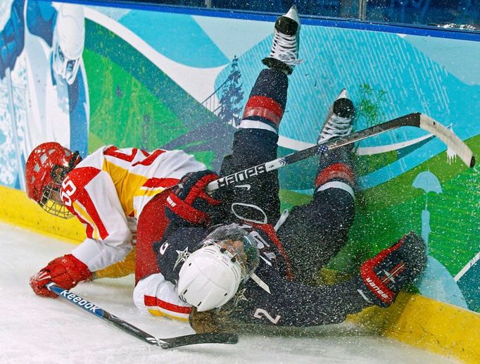 Hráčka týmu hokejistek USA Erika Lawlerová při srážce s Číňankou Čchi Süe-tching. Národní tým nejlidnatější země světa vstoupil do olympijského turnaje ve Vancouveru debaklem, s Američankami prohrál 1:12.