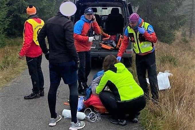 Resuscitace cyklisty v Jizerských horách.