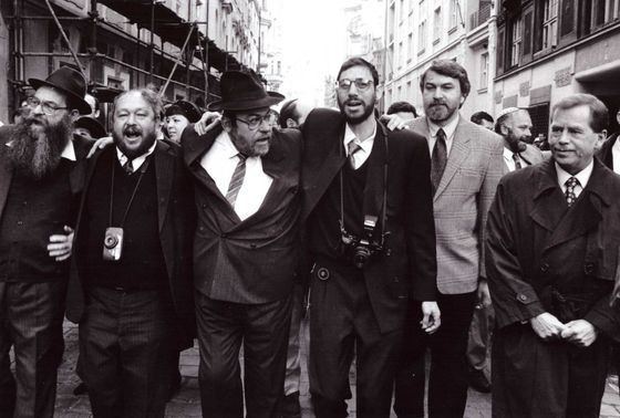 Karol Sidon (třetí zleva) při obřadu ukládání Tóry do Staronové synagogy v Praze, vpravo Václav Havel, březen 1995.