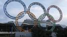 The Olympic rings are seen in front of the airport of Sochi, the host city for the Sochi 2014 Winter Olympics, February 18, 2013. Although many complexes and venues in the Black Sea resort of Sochi mostly resemble building sites that are still under construction, there is nothing to suggest any concern over readiness. Construction will be completed by August 2013 according to organizers. The Sochi 2014 Winter Olympics opens on February 7, 2014. REUTERS/Kai Pfaffenbach (RUSSIA - Tags: BUSINESS CONSTRUCTION CITYSCAPE ENVIRONMENT SPORT OLYMPICS) Published: Úno. 18, 2013, 7:07 odp.