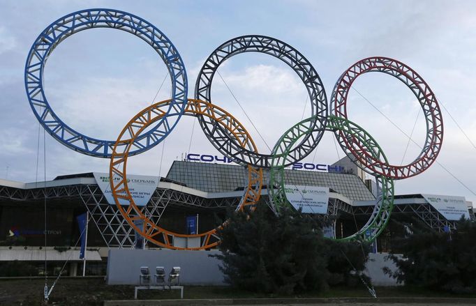 The Olympic rings are seen in front of the airport of Sochi, the host city for the Sochi 2014 Winter Olympics, February 18, 2013. Although many complexes and venues in the Black Sea resort of Sochi mostly resemble building sites that are still under construction, there is nothing to suggest any concern over readiness. Construction will be completed by August 2013 according to organizers. The Sochi 2014 Winter Olympics opens on February 7, 2014. REUTERS/Kai Pfaffenbach (RUSSIA - Tags: BUSINESS CONSTRUCTION CITYSCAPE ENVIRONMENT SPORT OLYMPICS) Published: Úno. 18, 2013, 7:07 odp.