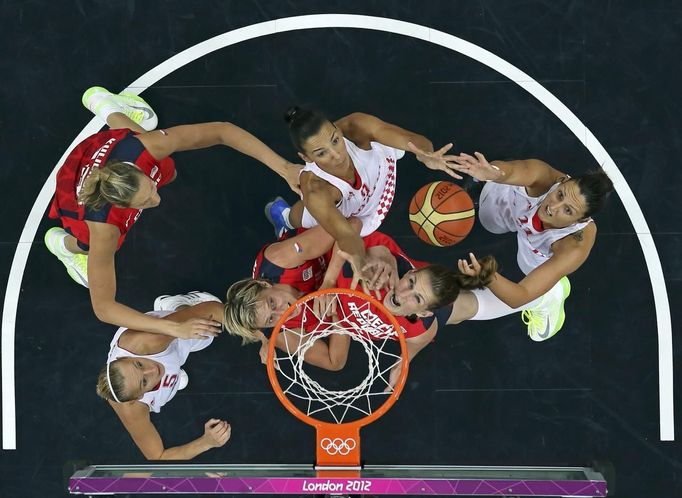 Záběr z basketbalového utkání žen skupiny A, ve kterém proti sobě nastoupily hráčky týmů z České republiky a Chorvatska.