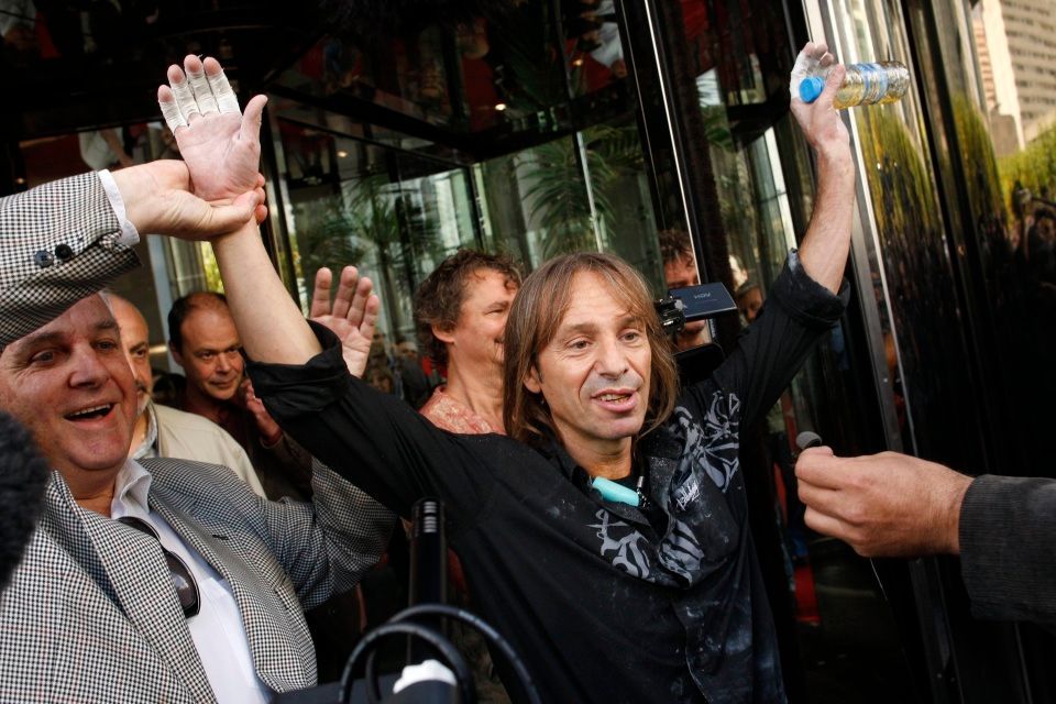 Francouzský horolezec Alain Robert, známý jako Spiderman