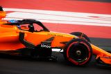 McLaren, jenž se vrátil ke své historické papájové oranži a osadil agregáty Renault, nechal halo v kontrastní černé.