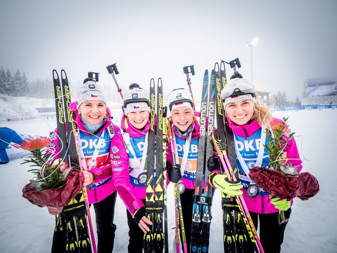 SP v biatlonu 2018/19, Oberhof, štafeta žen: Radost českých biatlonistek z bronzu (zleva Lucie Charvátová, Veronika Vítková, Markéta Davidová a Eva Puskarčíková)