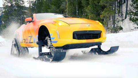 Nissan na dvoumístný sporťák nasadil lyže a pásy. Podívejte se, jak se s ním dá dovádět ve sněhu