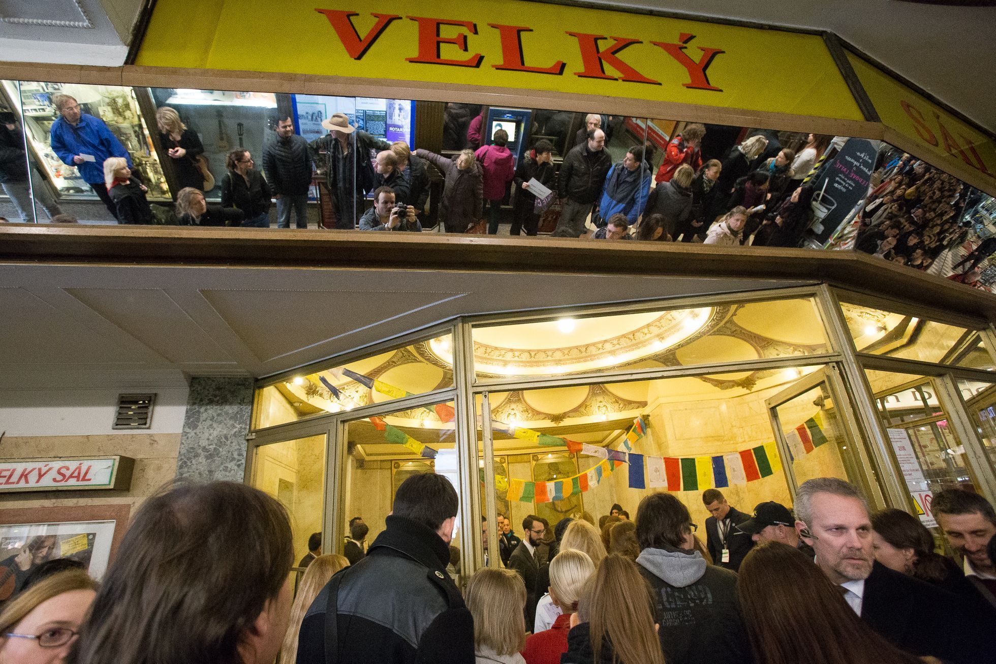 fronat před Lucernou na přednášku dalajlamy